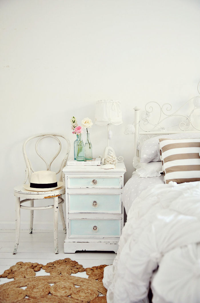 zložljive šik spalnice, pastelne barve, sledi starosti, bela in svetlo modra