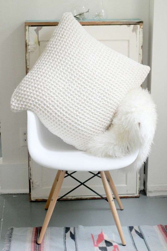 Skandinavske notranje Bela Fur Designer stol-lepa-pletene blazine in bela