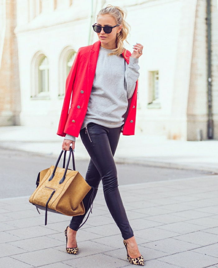 sportieve elegante kleding rode jas beige tas leo schoenen hoge hakken blonde vlecht