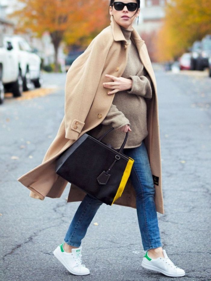 slimme casual vrouwen trendy ideeën voor zwangere met stijl jas beige kleur comfortabele schoenen jeans