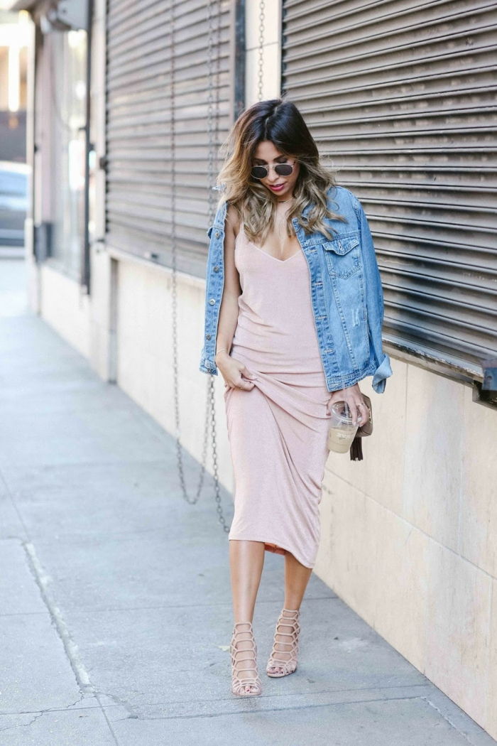 oblečenie kód športová elegantná džínsová bunda s dlhými ružovými šatami sandály podpätky krásna žena