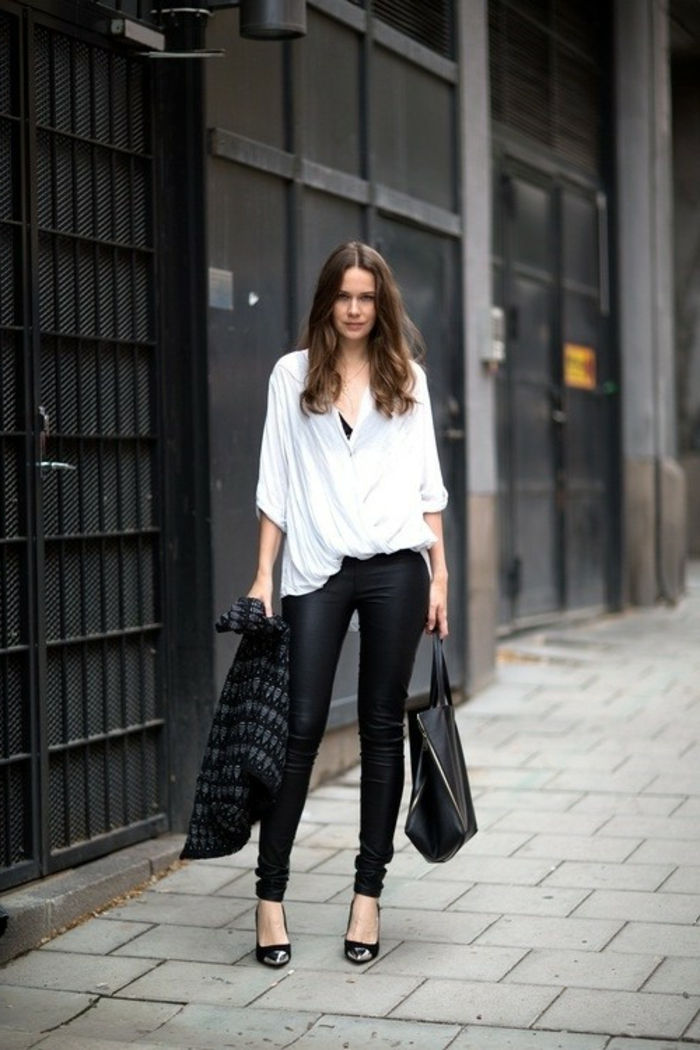 športové elegantné oblečenie v čiernej a bielej kožené nohavice biela halenka moderná žena model