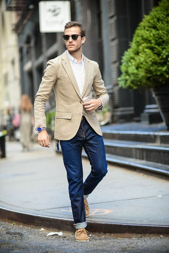 šikovný príležitostný pánsky štýl pre očarujúci vzhľad muža béžovej sako a topánky džínsy
