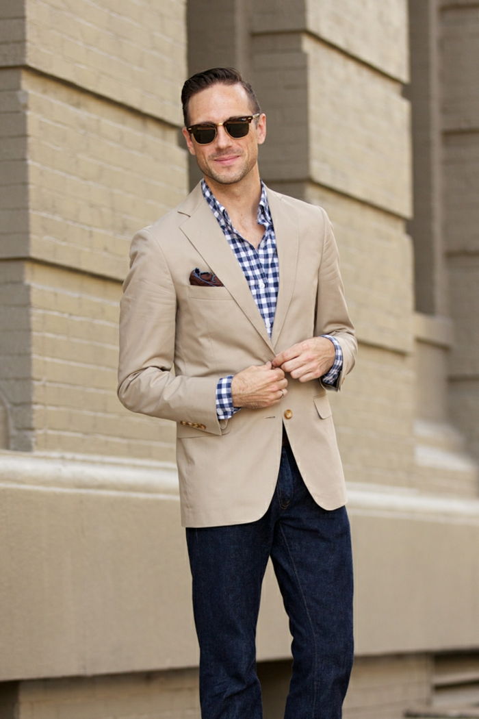smart casual heren dresscode sportieve elegante beige blazer geruite overhemd jeans bril