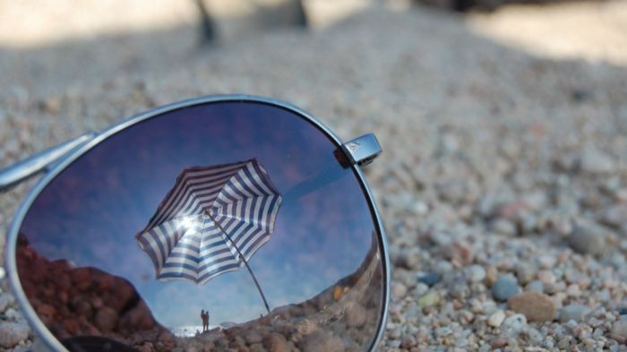 sol-og-strand-solbriller-foto-laget av-near--