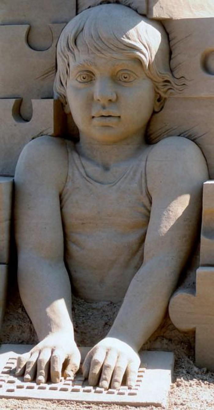 sozialgebunde-Sandkulptur-di-little-boy