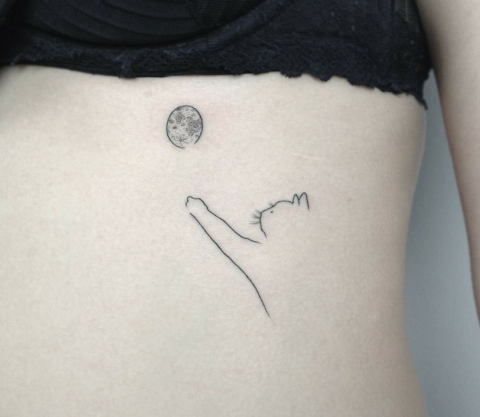 pomysł na tatuaż małego kota - tutaj są księżyc i kot