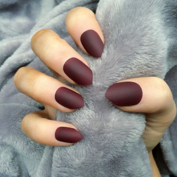 gel naglar spetsad matt färg matt nagellack i mörkröd färg grå röd kombination för fotoredigeringar