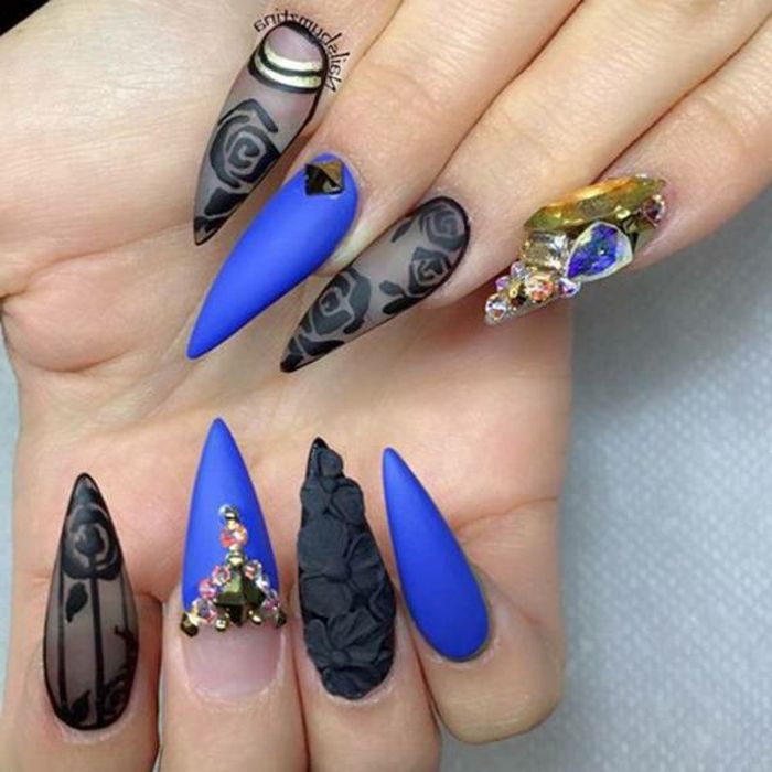 gel naglar pointy i svart matt färg svart dekorationer blå nagellack idéer färgstark dekoration med stenar