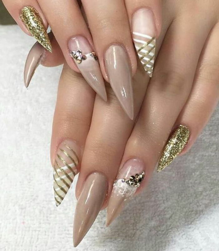 naglar pekande designidéer subtila färger för snygga form av naglarna naglar design idéer beige gyllene vita