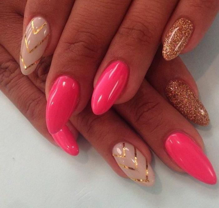 gel naglar pekade ovala mandelformade naglar design i cyclamen beige och gyllene glitter och glänsande linjer
