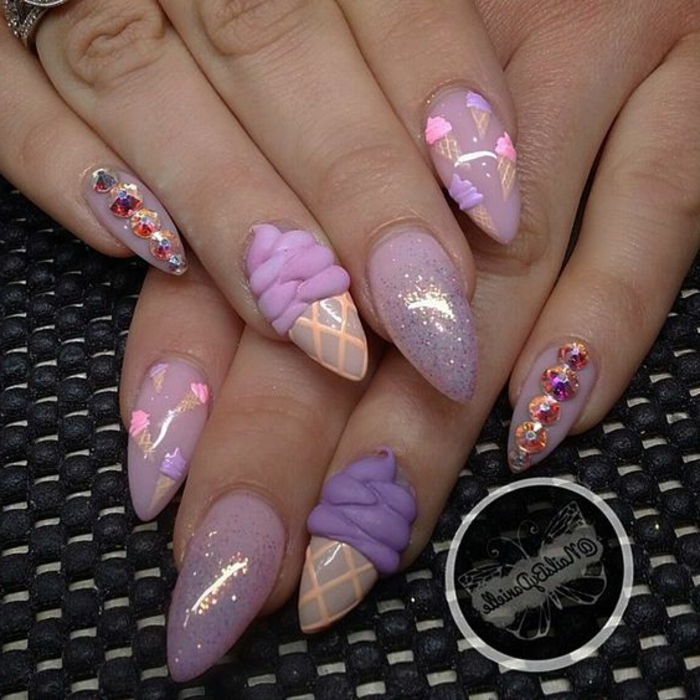 naglar mandel form dekoration idéer lång naglar spets is dekorerad på naglarna lila nagellack idéer