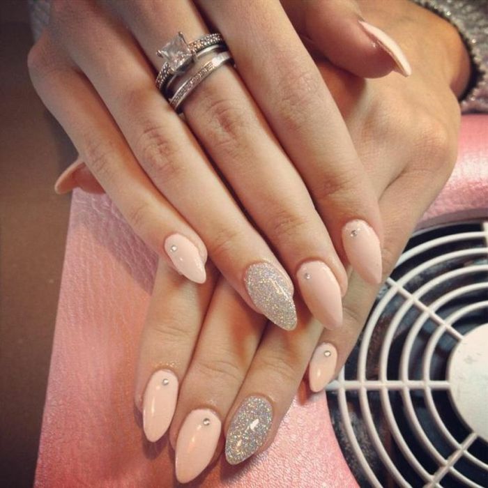 fingernails bilder trevligt anständigt manikyr att göra dig själv glittrande naglar formar stora ringar foto