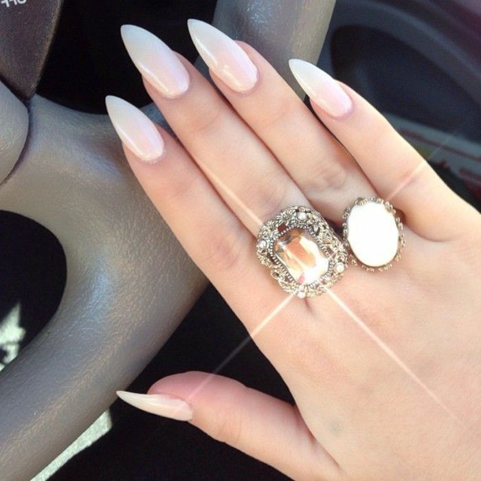 Nails mandel form Vacker hand med två stora ringar Vit mandelformad nagel selfie i bilen