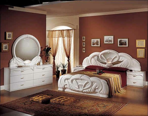 Talianska spálňa - elegantná posteľ a biela zrkadlová skrinka