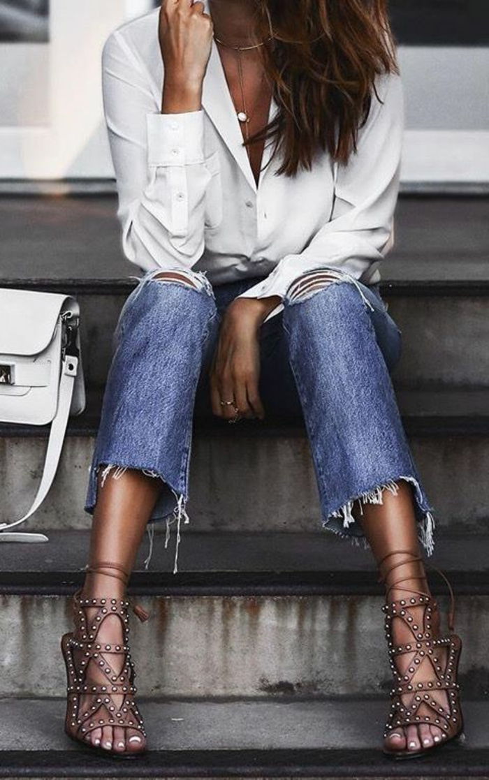 dress code smart casual jeans wit overhemd choker ketting fascinerende sandalen met hak witte tas