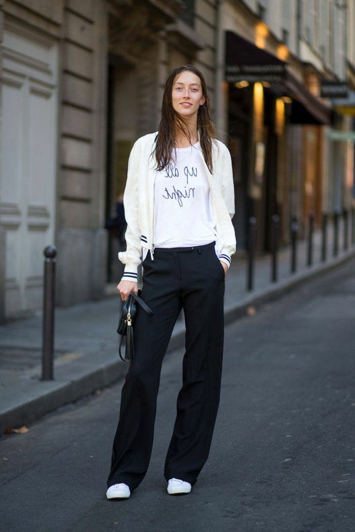 slimme casual lange lange broek in zwart witte sneakers witte bomberjack t-shirt met print