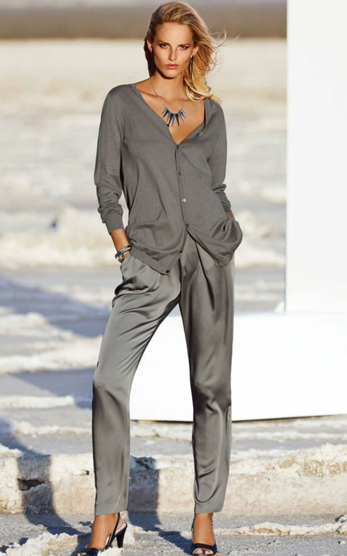 klänning kod affärer casual kvinnor kvinna i grå färg satinbyxor och cardigan vackert halsband