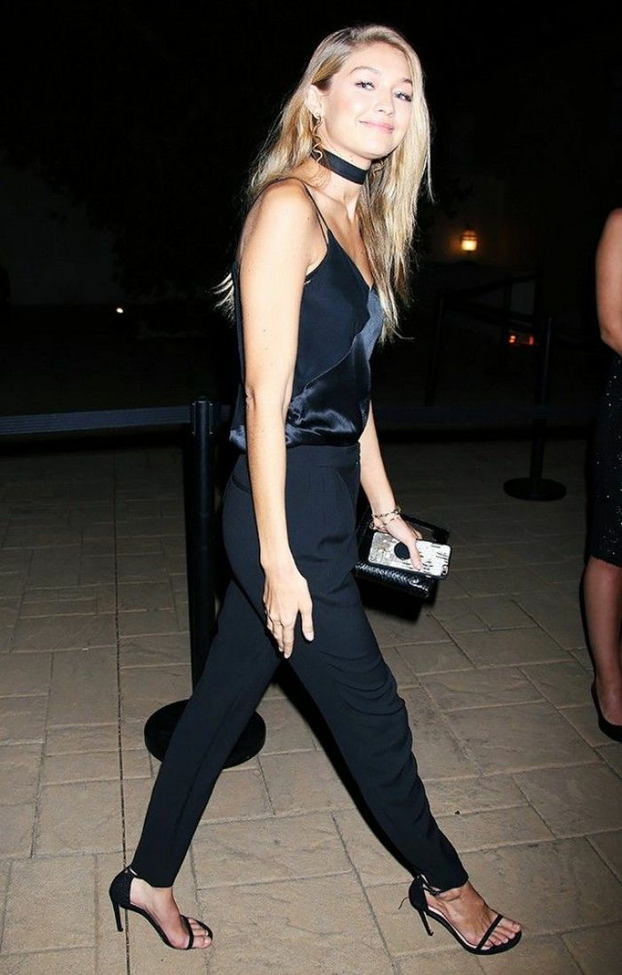 Luxe vrijetijdskleding zoals Gigi Hadid sandalen hoge hak tas top choker ketting