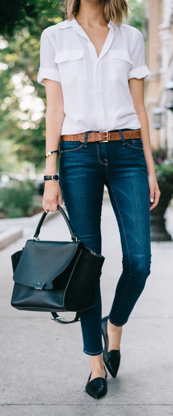 upscale príležitostné oblečenie džínsy s hnedým opaskom biele tričko čierne topánky taška žena