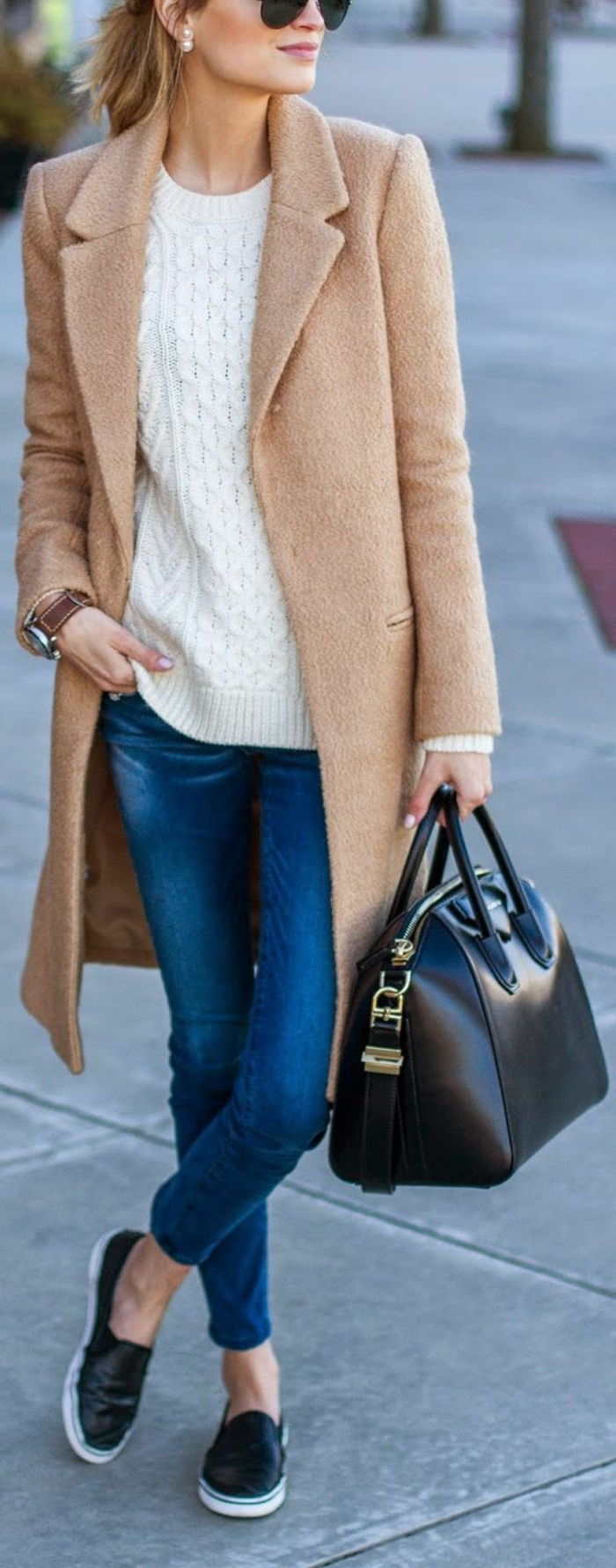 casual kleding voor vrouwen beige jas zwart leren tas bril jeans sneakers pullover