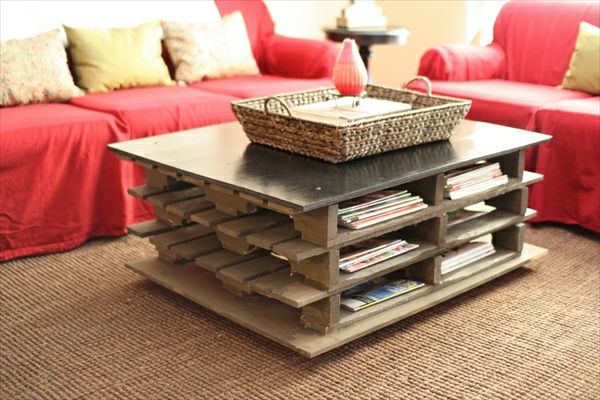 Obývacia izba s dreveným stolom DIY