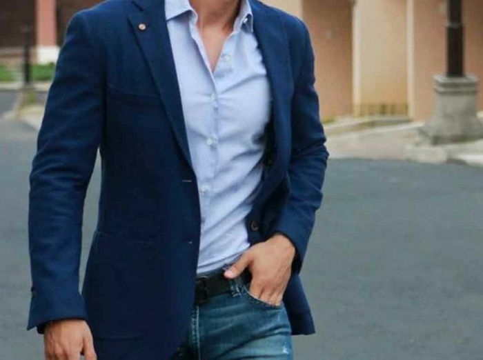 casual kleding heren man met lichtblauw shirt donkerblauwe blazer jeans riem