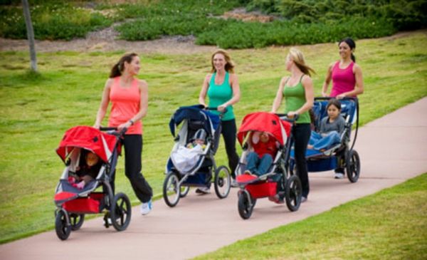super-vakre-bilde-av-fire mødre med-barnevogn-making walk-in-park