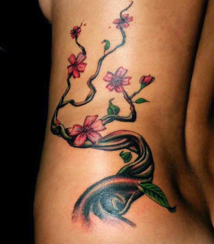 symbool van kracht, grote tatoeage aan de lichaamszijde, kersenboom