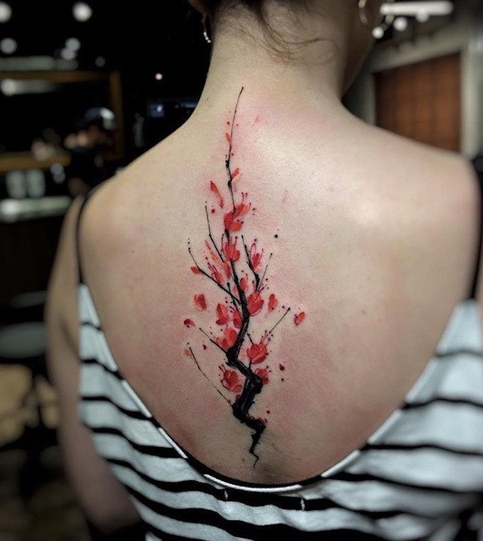 symbool van kracht, grote tatoeage op de rug, bloementatoegering