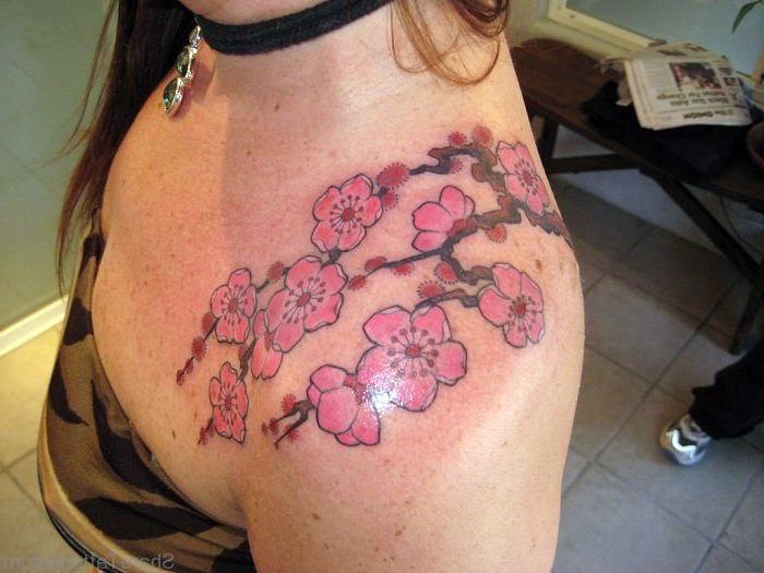 tatoeage kersenbloesems, schoudertattoo, gekleurde tatoeage met bloemmotief