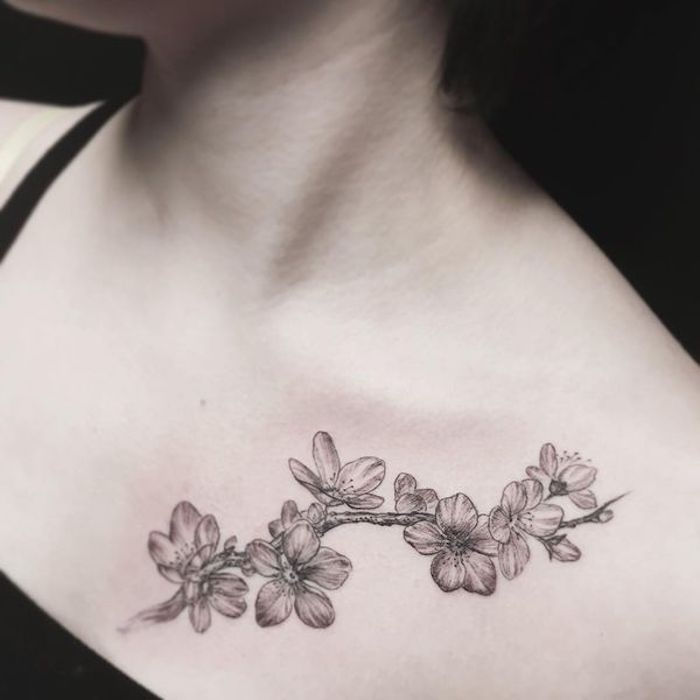 symbool van gezondheid, tattoo met bloemmotief in zwart en grijs