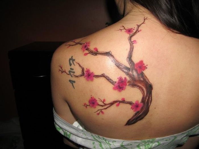 symbool van gezondheid, kersenboom met roze bloemen, terug tattoo