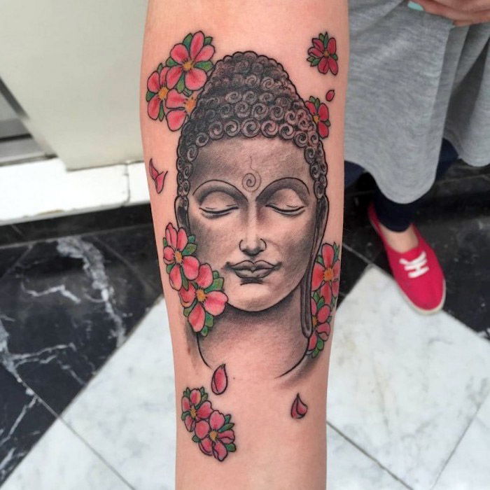 zinvolle tatoeages, boeddha-motief tatoeage op de onderarm, roze kersenbloesems
