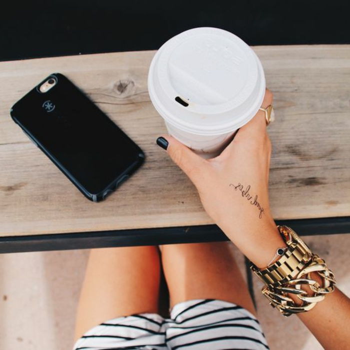 Motivos tatuagem mulher beber café pulseira relógio de pulso tatuagem telefone móvel calças curtas anel unhas