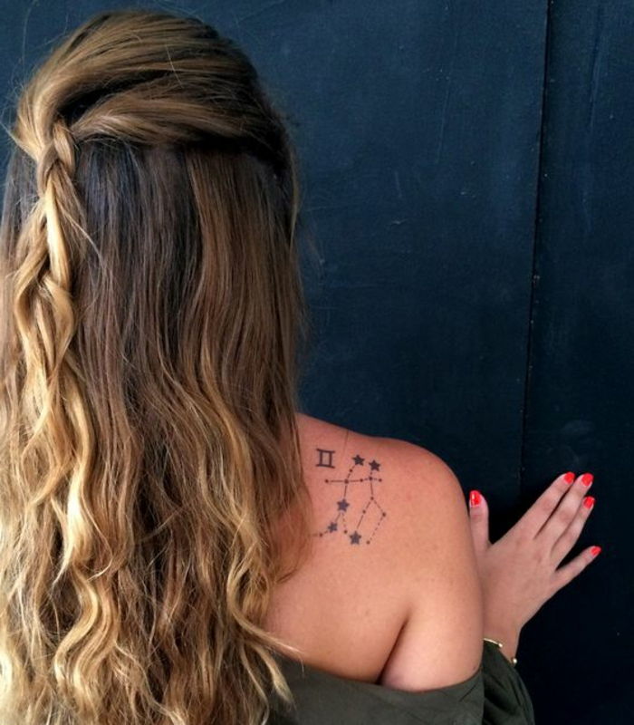 tatuagem motivos mulher cabelo encaracolado loiro trança zodíaco tatuagem no ombro unhas coloridas manicure