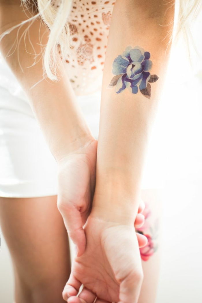 tatuagem de motivos mulher decente tatuagem na cor azul blusa branca feita de renda e lã deco idéias