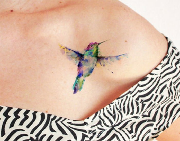 pássaro de padrão de tatuagem em várias cores coloridas pinte-se o efeito temporário de ombro de mulher