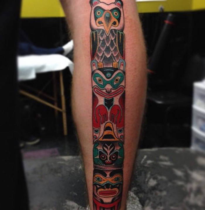 tetovanie motívy mužov, muž s farebným tetovaním na nohe