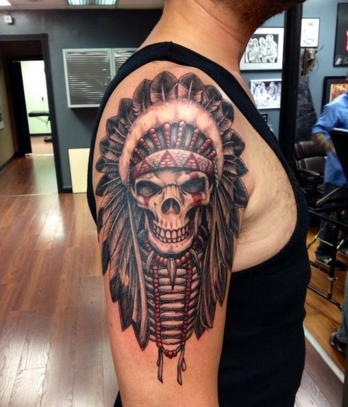 tetovanie motívy mužov, lebka s indickým ramenom ramennej ruky
