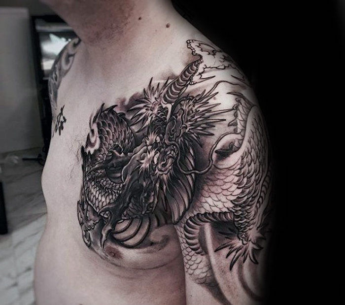 tetovanie hornej časti ramena, tetovanie čiernej a šedej s motívom draka