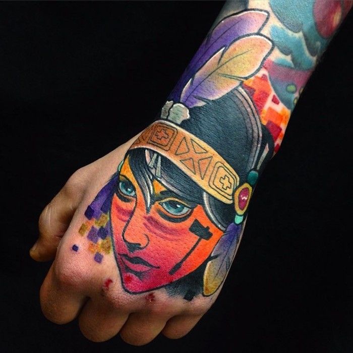 neo tradičné tetovanie na paži, žena s indickou čelenkou s perím