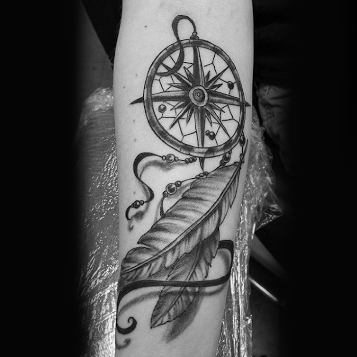 tetovanie v podpazuší v čiernej a šedej farbe, sen zachytávača s kompasom a perím