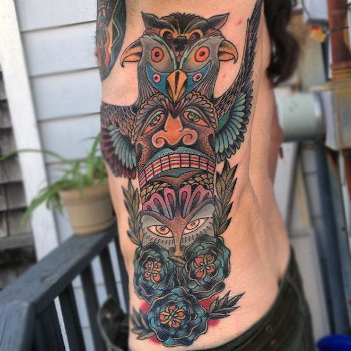 neo tradičné tetovanie na strane tela, indiánske totemy