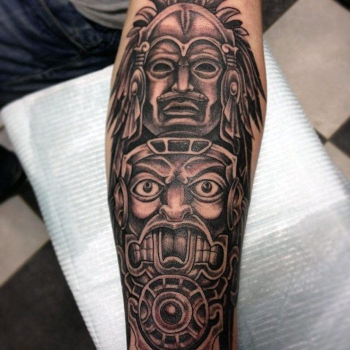 Underarm tetovanie s motívmi natívneho Američana, natívne americké totemy