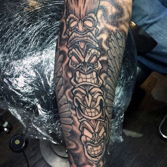 tetovanie predlaktia v čiernej a šedej farbe, tetovanie s indiánskymi totemami