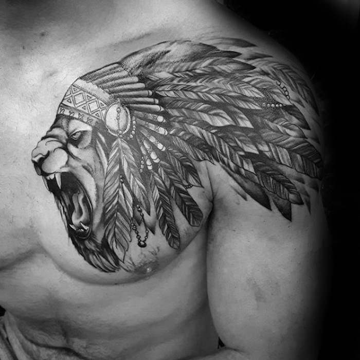 tetovanie motívy mužov, lví hlavu s indickou čelenkou na prsiach