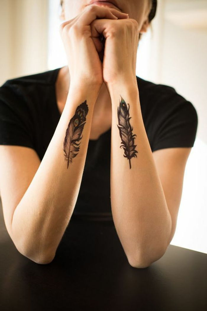 tatuagem padrão ideia pena deco nos dois braços preto t-shirt mulher sutil idéia tatuagem