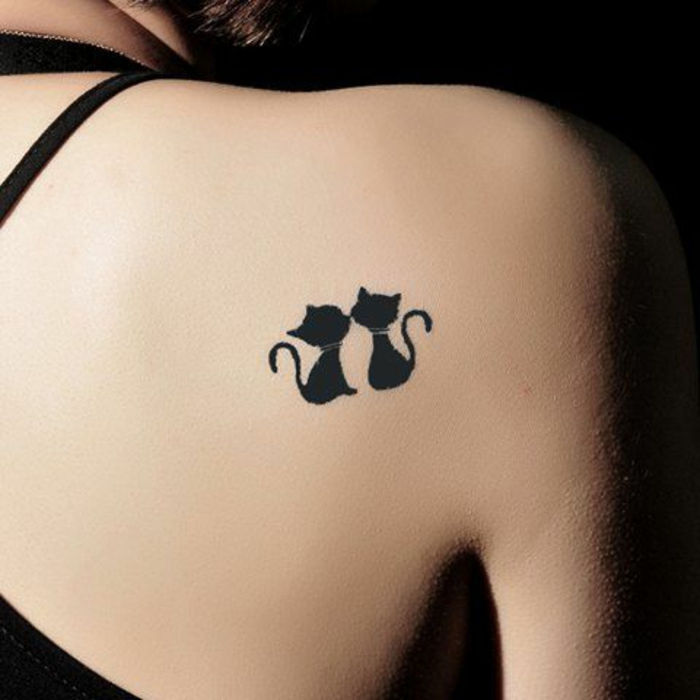 padrão de tatuagem dois gatos pouco se beijam amor está no jogo de ar dos animais discretos tatuagens