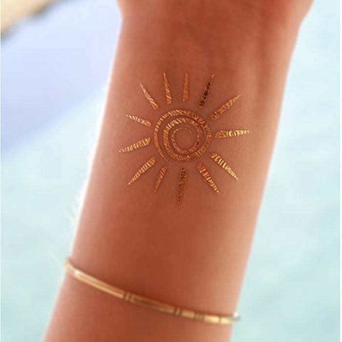 teste padrão do tatuagem tatuagem dourada do bracelete dourado do sol que introduz o feriado das ideias do verão
